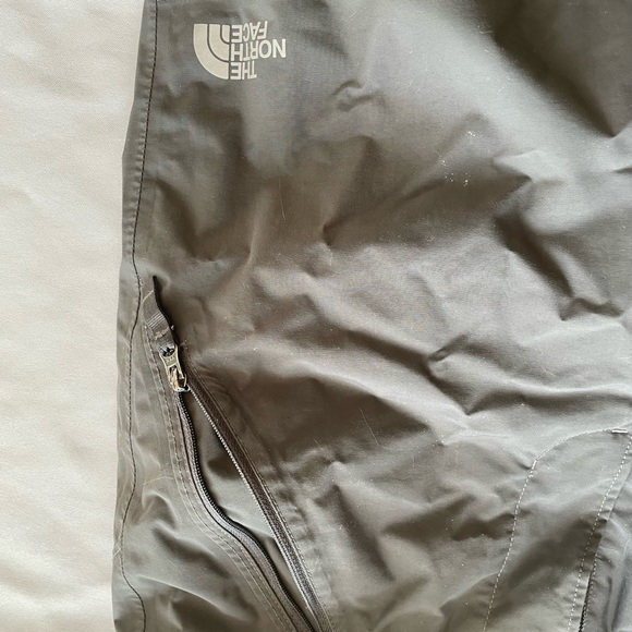 Boys 10/12 North Face snow pants. Good condition with some wear on the cuffs. - Picture 4 of 4
